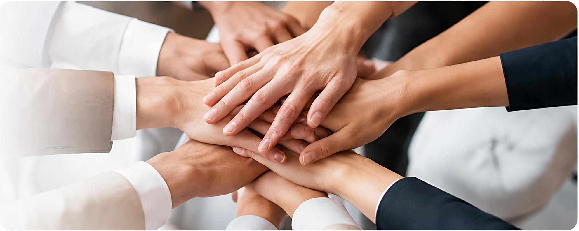 Equipe unindo as mãos em compromisso